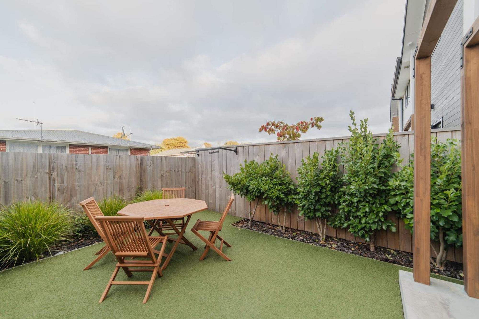 Cozy 2bedroom - Kitchen Yard Location *